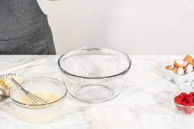 Bir çırpma makinesiyle, ölçülen malzemeler bir araya gelir. Pasta hamurunu bu lezzetli keke hazırlamak için ustalıkla karıştırılır..