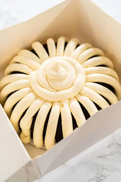 Dikkatli Bir Şekilde Çikolatalı Kek Beyaz Bir Karton Kutunun Içine — Stok fotoğraf