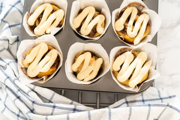 Kaval Çantasındaki Krem Peynirli Kremayla Mayasız Tarçınsız Çörekleri Süslüyor — Stok fotoğraf