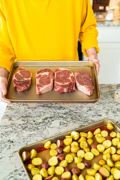 Einer Modernen Weißen Küche Steht Ein Gewürztes Rib Eye Steak — Stockfoto