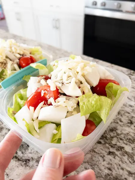 Salátával Öntettel Töltött Tartályok Ebédidő Előkészítésre Előkészítve — Stock Fotó
