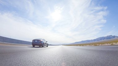 HWY 15, California, ABD-3 Aralık 2022 Nevada 'dan Kaliforniya' ya bir yolculuğa çıkan, gün içinde 15. otoyolda araba kullanan eyaletler arasında manzaralı manzaralar ve heyecan verici bir yolculuk sunuyor..