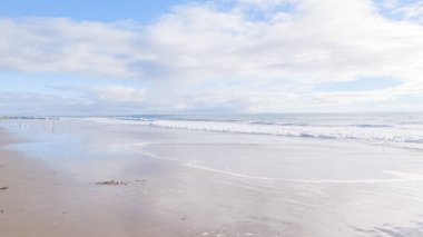 Kaliforniya 'daki El Capitan Eyalet Sahili' nin geniş kumları kış boyunca boş ve huzurlu uzanır..