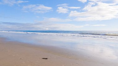 Kaliforniya 'daki El Capitan Eyalet Sahili' nin geniş kumları kış boyunca boş ve huzurlu uzanır..