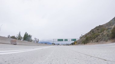 Kaliforniya HWY 134 Pasadena yakınlarında bulutlu bir kış günü.