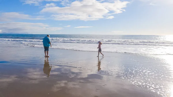在加利福尼亚 一个父亲和一个女儿共享一个宁静的冬天 漫步在El Capitan州海滩荒芜的沙滩上 — 图库照片
