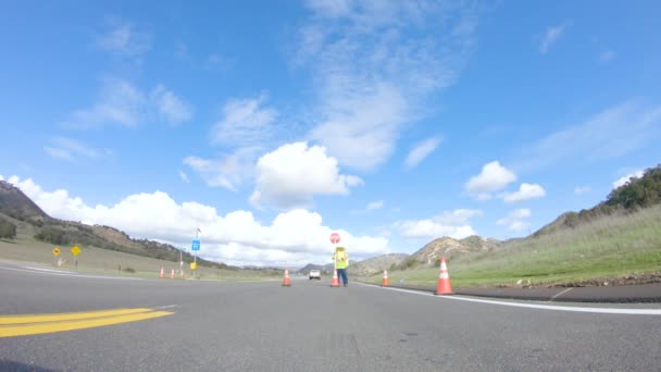 마리아 캘리포니아 2022 차량은 쿠야마 고속도로를 크루즈 풍경은 빛나는 햇빛에 — 비디오