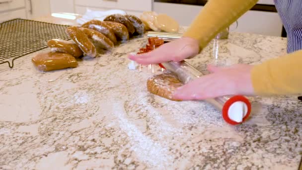 Dans Une Cuisine Blanche Contemporaine Pâte Biscuits Pain Épice Est — Video