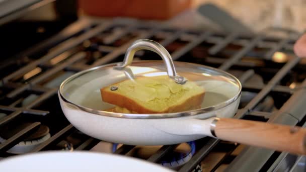 Modern Beyaz Bir Mutfak Muz Dilimleri Brioche Ekmek Cızırtısı Içinde — Stok video