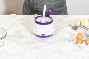 Sebze kısaltma ustalıkla eritilmiş kek kalıbını yağlamak ve bu lezzetli keki pişirmek için zemin hazırlamak için..