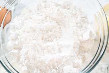 Ölçülen malzemeler tezgahın üzerindeki karıştırma kaselerine konuyor ve kek karışımından nefis bir havuçlu kek yapmaya hazırlanıyor..