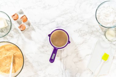 Sebze kısaltma ustalıkla eritilmiş kek kalıbını yağlamak ve bu lezzetli keki pişirmek için zemin hazırlamak için..