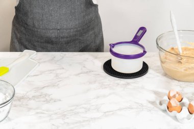 Sebze kısaltma ustalıkla eritilmiş kek kalıbını yağlamak ve bu lezzetli keki pişirmek için zemin hazırlamak için..