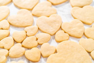 Sevgililer Günü için pembe ve beyaz kraliyet kremalı kalp şeklinde kurabiyeler..