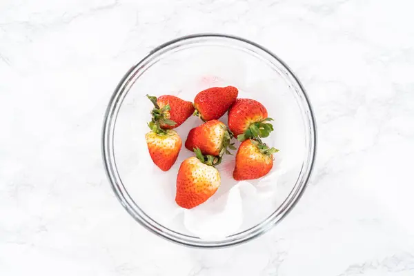 Căpșunile Proaspăt Spălate Uscate Sunt Aranjate Grijă Într Bol Sticlă — Fotografie, imagine de stoc