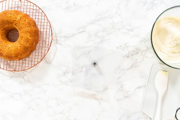 Das Cremige Und Köstliche Frischkäse Buttercreme Zuckerguss Wird Kunstvoll Einen — Stockfoto