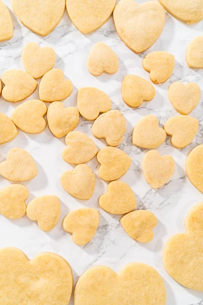 Sevgililer Günü için pembe ve beyaz kraliyet kremalı kalp şeklinde kurabiyeler..