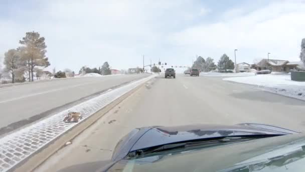 キャッスルパインズ コロラド州 1月30 2023 冬後の嵐 郊外の道路上のドライブは 平和的な旅を提供します 風景を飾る雪の絵のシーンが追加されます — ストック動画