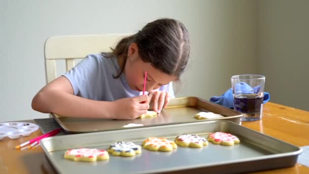 Uma Cena Comovente Uma Menina Escrevendo Cuidadosamente Desculpe Biscoitos Açúcar — Vídeo de Stock