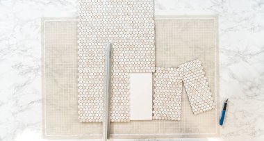 Kabuk soyma ve köpük tahtaya mozaik fayanslar yapıştırma sürecinde, yemek fotoğrafçılığı stüdyolarını estetik olarak geliştirmek için mükemmel..