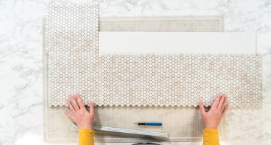 Kabuk soyma ve köpük tahtaya mozaik fayanslar yapıştırma sürecinde, yemek fotoğrafçılığı stüdyolarını estetik olarak geliştirmek için mükemmel..