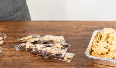 Dikkatlice paketlenmiş Noel kurabiyeleri, çikolataya batırılmış ve şeffaf selofan ambalajla sunulmuş, bayram hediyesi olarak mükemmel..