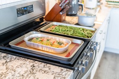 Somon balığının ağız sulandırıcı yolculuğunu keşfedin. Bir fırında pişmiş, folyo tepsisine yerleştirilmiş, zengin tereyağı ve nefis baharatlarla süslenmiş..