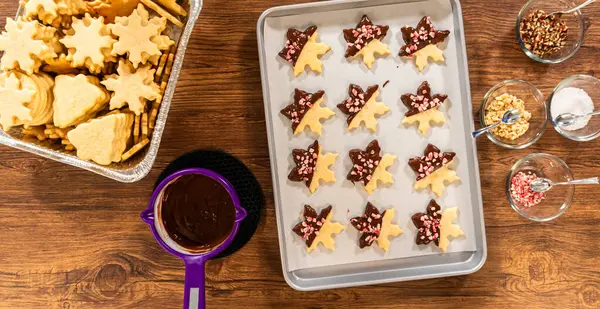 Προετοιμασία Μπισκότα Σχήμα Αστεριού Μισοβουτηγμένα Σοκολάτα Τονισμένα Κομματάκια Σοκολάτας Μέντας — Φωτογραφία Αρχείου