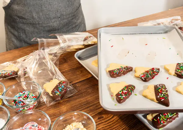 Noggrant Förpackning Christmas Cutout Cookies Halvdoppad Choklad Och Presenteras Tydlig — Stockfoto