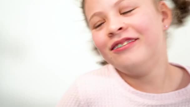 Запечатленная Радостный Момент Очаровательная Маленькая Девочка Очаровательной Улыбкой Сияет Камеру — стоковое видео