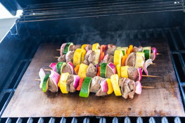 Şiş biftek ve taze sebzeler ızgaranın üzerinde ızgara gibi pişiyor..