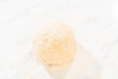 Fransız merdanesiyle rulo ekmek hamuru pişirip mayasız tarçınlı kek pişirmek..