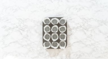 Düz yatıyordu. Tarçınsız kek pişirmek için kek tepsisini kağıt lalelerle kaplamak..