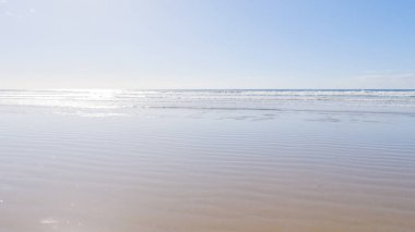 Pismo Sahili, kış günlerinde oldukça boş. Geniş kumlu sahili ve dalgaların rahatlatıcı sesleriyle huzurlu ve huzurlu bir atmosfer sunuyor..