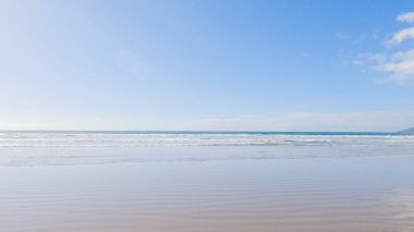 Pismo Sahili, kış günlerinde oldukça boş. Geniş kumlu sahili ve dalgaların rahatlatıcı sesleriyle huzurlu ve huzurlu bir atmosfer sunuyor..