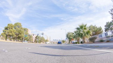 Primm, Nevada, ABD-3 Aralık 2022 - Gündüz, Primm caddelerinde, canlı kumarhanelerin yakınında, bu hareketli eğlence merkezinin heyecan verici atmosferine bir göz atıyor.