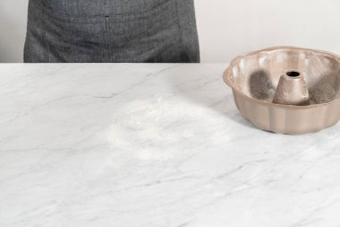 Limonlu kek pişirmek için sebze boyası ve un ile yağlı metal kek tepsisi..