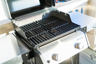 Denver, Colorado, ABD-Haziran 3, 2023-Webers iki ocaklı ızgara, kapağı davetkar bir şekilde açık, bir banliyö evinin balkonunda düşünceli bir şekilde hazırlanmış,