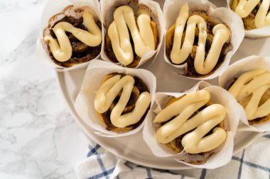 Taze pişmiş mayasız tarçınsız çörekler tarçın dolgulu ve doğranmış cevizli..