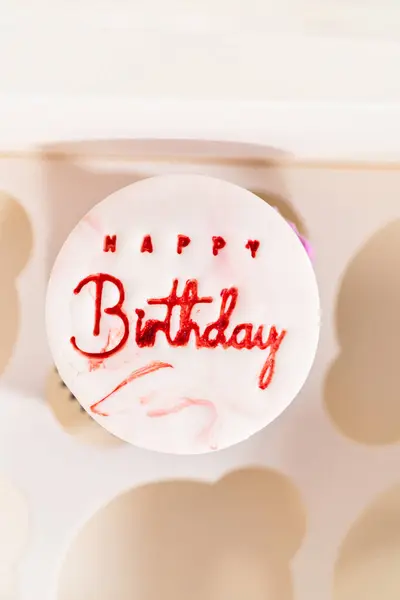 Los Cupcakes Cumpleaños Bellamente Adornados Con Decoraciones Fondantes Colocan Cuidadosamente —  Fotos de Stock