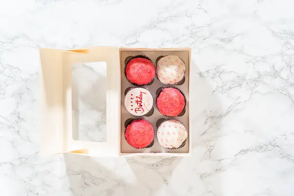 Acostado Los Cupcakes Cumpleaños Bellamente Adornados Con Decoraciones Fondantes Colocan —  Fotos de Stock