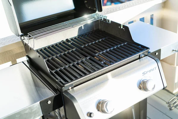 Denver, Colorado, ABD-Haziran 3, 2023-Webers iki ocaklı ızgara, kapağı davetkar bir şekilde açık, bir banliyö evinin balkonunda düşünceli bir şekilde hazırlanmış,