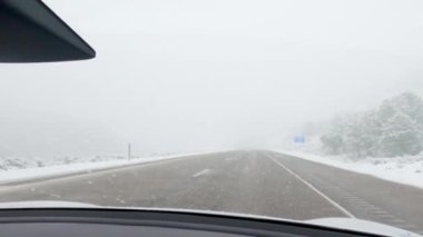 POV-Elektrikli araç Batı Colorado 'daki bir kış fırtınası sırasında I-70 otoyolunda ustaca yol alırken yakalandı..