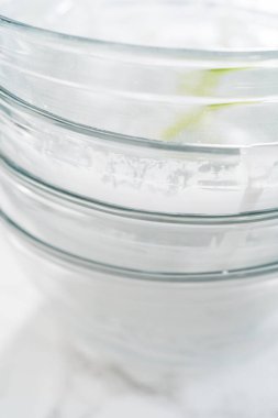 Pişirdikten sonra mutfak tezgahına istiflenmiş kirli cam karıştırma kaseleri..