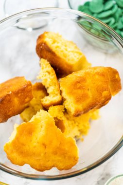 Cinco de Mayo kutlaması için kaktüs keki yapmak için cam karışımında ölçülmüş malzemeler..