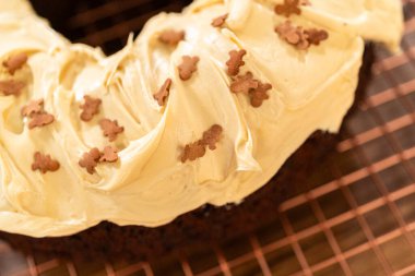 Zencefilli kek bol bol tuzlu karamel şekerli ve üzerine zencefilli çörek serpiştirilmiş..