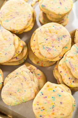 Büyük miktarda şekerli kurabiye düzgünce pişirme tepsisine istiflenmiş, paketlerinin kırsal kahverengi karton kutulara konmasını bekliyor..