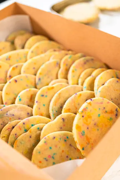 Sušenky Cukrem Naplněné Sypkou Míchanou Těsta Jsou Pečlivě Pečlivou Přesností — Stock fotografie