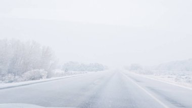 POV-Elektrikli araç Batı Colorado 'daki bir kış fırtınası sırasında I-70 otoyolunda ustaca yol alırken yakalandı..