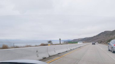 Los Angeles, California, ABD-4 Aralık 2022-POV Yolu 101. Rincon Sahili yakınlarında kasvetli, bulutlu bir kış günü.